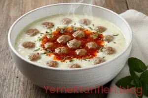 Geleneksel Türk Mutfağının İncisi: Kusursuz Köfteli Yoğurt Çorbası Tarifi