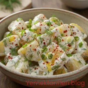 Türk Mutfağının Vazgeçilmezi: Efsane Yoğurt Soslu Patates Salatası Tarifi